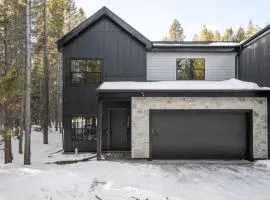 Golden Pines - 20min to Yellowstone, Hot Tub, Luxe Home
