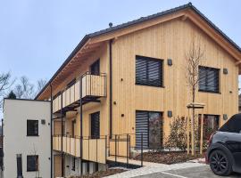 seeglueck ROSENHOF - naturnah Wohnen im Holz100-Vollholzhaus mit Whirlpool und Garten: Konstanz'da bir otel