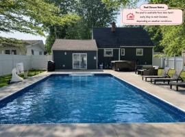 Swim and Relax In our Pool and Hot Tub and Recently Renovated, hotel sa Ashtabula