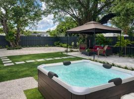 Home Near Hard Rock w Jacuzzi, BBQ -&Pool Table, hotell sihtkohas Opa-locka