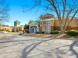 HomeTowne Studios by Red Roof Atlanta - Peachtree Corners