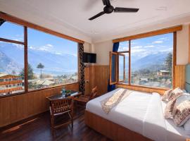 New Suraj Inn - Nestled near Hadimba Temple ! Rooftop Cafe ! Private Parking, ξενοδοχείο σε Manāli