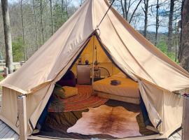 Stanton에 위치한 호텔 Forest Glamping Retreat with Hot Tub & Fire in Red River Gorge, Wooded with Full Bath House