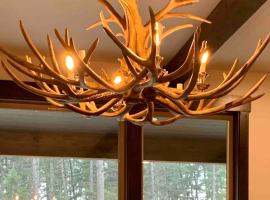 Luxury Glacier Retreat Near Whitefish Skiing, hôtel à Columbia Falls