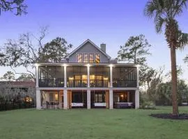 Luxurious Lakefront Home Hot Tub & Game Room