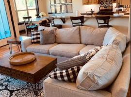 Glacier-Area Home• HotTub+ Heated Patio• 3 Baths, hotel a Kalispell