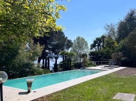 Casa Blanca - Villa with pool and private beach, hotel en Lesa