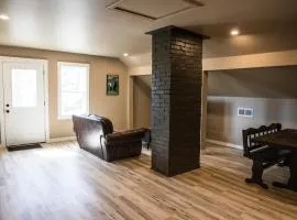 King Bed, Walk to UE, New Reno, Spacious, Parking
