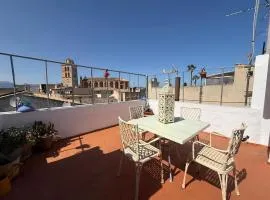 amplia casa de dos pisos con terraza, centro de Muro