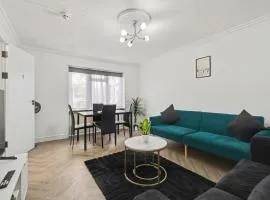 Modern 3 bed house in Edmonton with private driveway parking