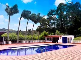 Finca con Piscina gigante y con jacuzzi cerca al peñol