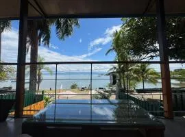 Habitación con vista al mar sobre una cafetería más desayuno