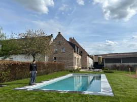 Huis Potaerde, vakantiewoning op de Potaerdehoeve - luxe landhuis nabij Brussel: Merchtem şehrinde bir otel