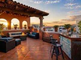 Casa Mimosa, 3BR Retreat with Rooftop & City Views, khách sạn ở San Miguel de Allende