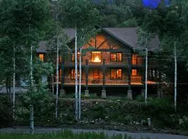 Hidden Mountain Luxury Lodge, Close to ski runs, Hot Tub , Theater
