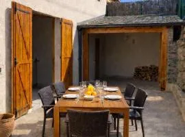 CAL QuEROL UR casa amb jardí i bbq i billar