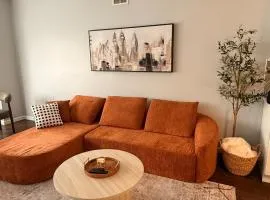 Modern 5BR Home with Backyard and Parking near NYC and Metlife Stadium