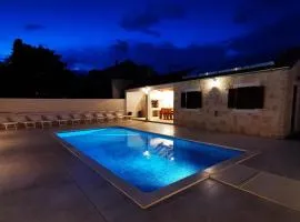 APARTMENT 1 Villa Stella Deluxe with a heated swimming pool, jacuzzi, sauna and BBQ