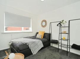Cosy 2 Bed House in Bury with Free Parking by Kammili Properties โรงแรมในบิวรี่