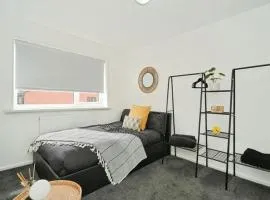 Cosy 2 Bed House in Bury with Free Parking by Kammili Properties