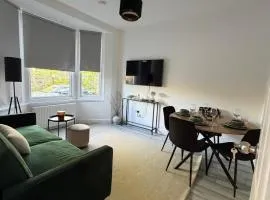 Modern 4 Bedroom Home ,Sleeps 9, prime location only 5 minutes walk to Tottenham Stadium