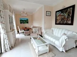 4-sided house, sleeps 10 with swimming pool and sauna