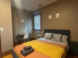 -No42- Elegant Room in a House - 20 min Drive to Downtown & 10 min walk to Commuter Rail at Newton Boston