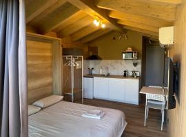 Wooden Lodge, hotel v destinaci Osséja