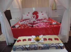 Hotel Raya, готель у місті Tichi