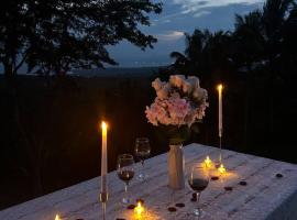 Glass Cabin w/ Hot Tub and Wi-Fi, hotelli kohteessa Samal