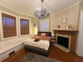 -No41- Elegant Spacious Room in a House - 20 min Drive to Downtown & 10 min walk to Commuter Rail at Newton Boston