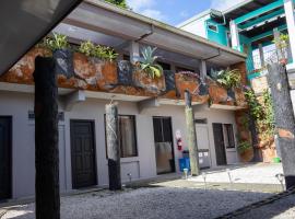 Solar La Fortuna Hostel & Lounge، فندق في فورتونا