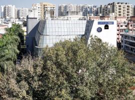 Townhouse OAK Gharonda Residency Near Sant Tukaram Nagar Metro Station، فندق في بيون