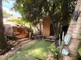 Casa de Campaña en la Pequeña Selva by Legnalife