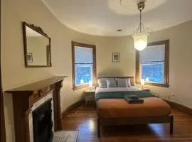 -43- Elegant Spacious Room in a House - 20 min Drive to Downtown & 10 min walk to Commuter Rail at Newton Boston