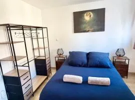 Studio cosy neuf, Cafe offert, Fibre et entree autonome