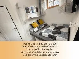 Garsoniéra s výhledem na zámek