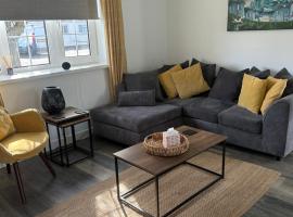 44 Gower holiday village Ty Gŵyr Cosy 2 bedroom Chalet with a seasonal indoor pool, hotel i Swansea
