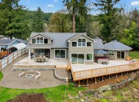 River's Rest - Waterfront Views, Hot Tub, Grill & Fire Pit home, hotel din Walterville