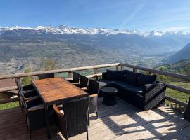 Chalet panoramique avec vue alpine à 180 degrés - poêle scandinave & nature, hotel a Grône