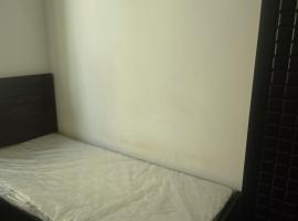 Bedroom with shared kitchen men only, hotell Ash-Shāriqah’s