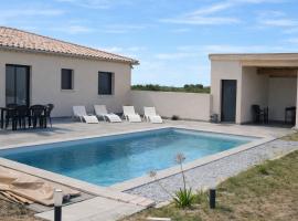 House with 4 air-conditioned bedrooms and swimming pool โรงแรมในGravières