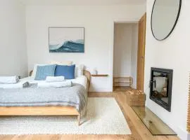 Camellia Studio - City Centre Luxury Apartment - Private Parking