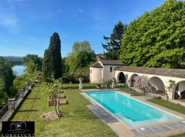 Appartement scandinave élégant, Domaine Cornevent Lyon, parc & piscine、Vernaisonのホテル