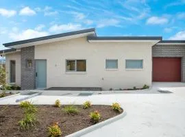 Villa 6 Brand New Walk to shops 10min Airport CBD