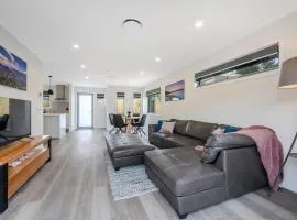 Villa 6 Brand New Walk to shops 10min Airport CBD