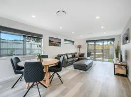 Villa 6 Brand New Walk to shops 10min Airport CBD
