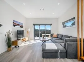 Villa Nine Sleeps 6 10Mins to CBD Airport