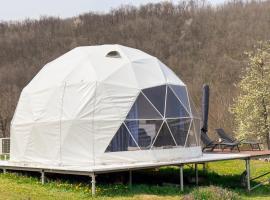 Geo Dome with Private Bathroom, E-Scooters & Mountain Views, hotel di Radovtsi