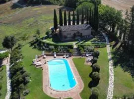 Podere delle Querce Dimora romantica con piscina immersa nello splendido paesaggio toscano delle Crete Senesi